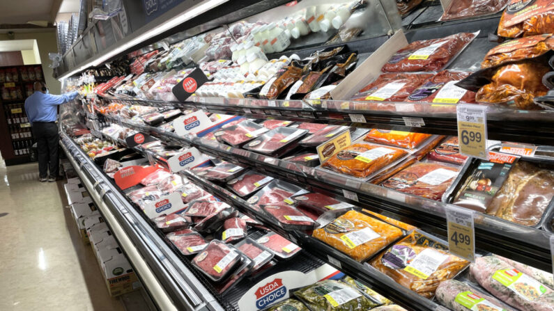 Un cliente compra carne en una tienda Safeway en San Francisco, California, el 4 de octubre de 2021. (Justin Sullivan/Getty Images)