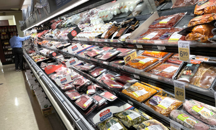 Un cliente compra carne en una tienda Safeway en San Francisco el 4 de octubre de 2021. (Justin Sullivan/Getty Images)