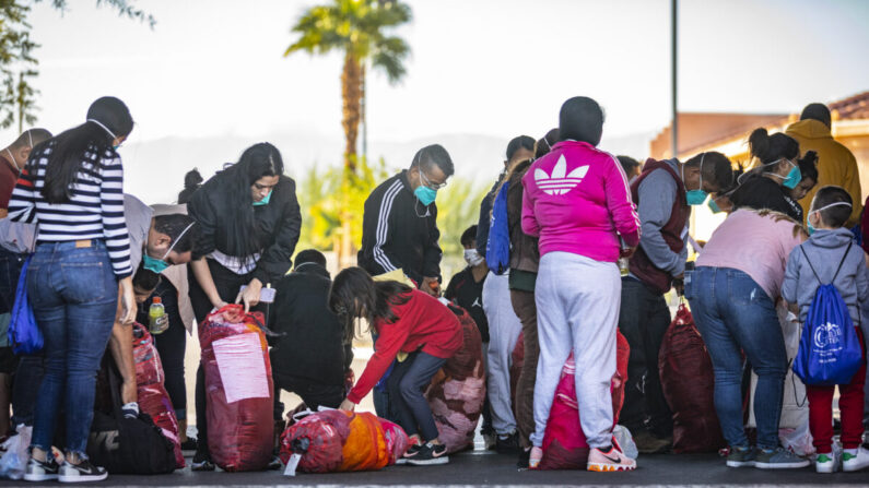 Trasladan a inmigrantes capturados por agentes de la patrulla fronteriza a un hotel en Indio, California, el 18 de octubre de 2021. (John Fredricks/The Epoch Times)