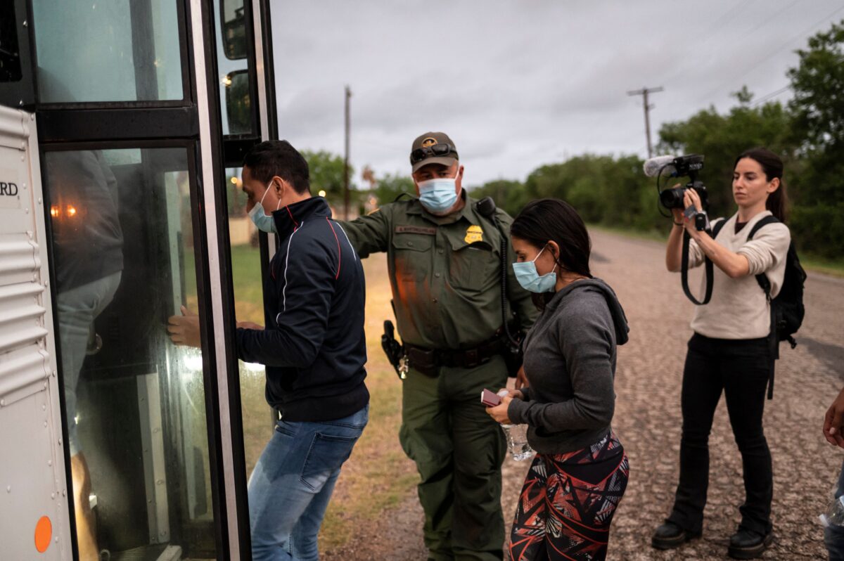 Casas de escondite de migrantes halladas en EE.UU. llegan a casi 200 en 2022