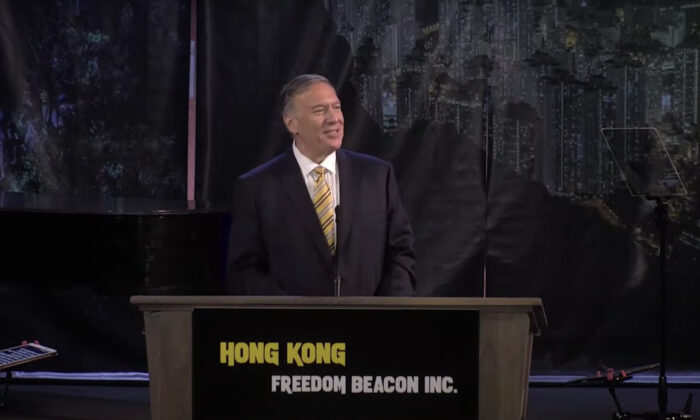 El exsecretario de Estado, Mike Pompeo, habla en un evento patrocinado por el Hong Kong Freedom Beacon el 17 de octubre de 2021 en San José, California. (Cynthia Cai/The Epoch Times)
