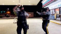 Agentes de Real Policía Montada de Canadá hacen un «movimiento» para hacer reír a jóvenes asustados