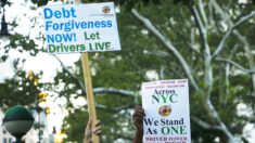 Taxistas de Nueva York prometen seguir protestando contra plan de ayuda para medallones