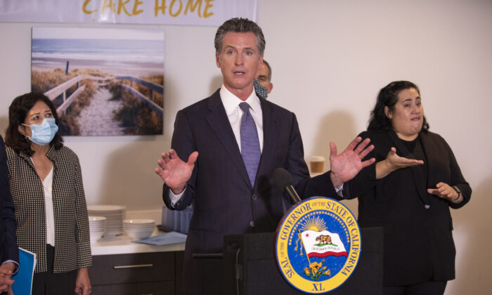 El gobernador de California, Gavin Newsom, analiza el plan estatal para personas sin hogar en Los Ángeles, California, el 29 de septiembre de 2021. (John Fredricks/The Epoch Times)