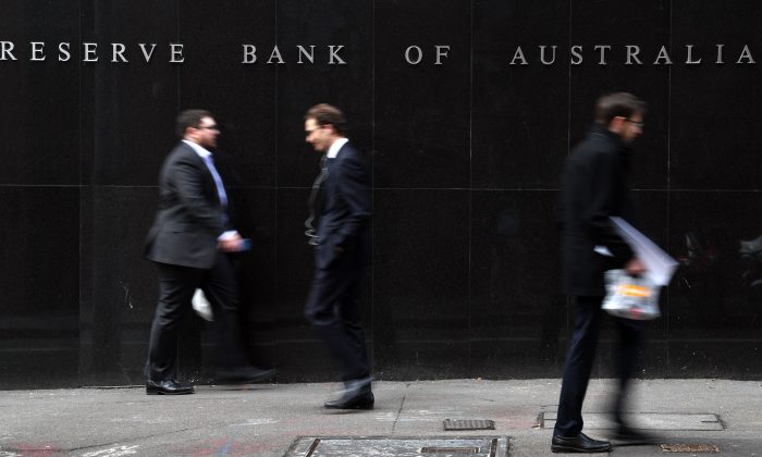 Empleados de oficina caminan frente al Banco de la Reserva de Australia en Sídney el 4 de septiembre de 2018. (Saeed Khan/AFP/Getty Images)