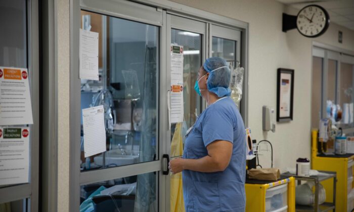 Un profesional sanitario se prepara para entrar en la habitación de un paciente de Covid-19 en la UCI del Hospital del Condado de Van Wert en Van Wert, Ohio, el 20 de noviembre de 2020. (Megan Jelinger/AFP vía Getty Images)