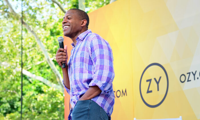 El fundador de Ozy Media, Carlos Watson, habla en el escenario durante el OZY Fest 2018 en la ciudad de Nueva York, el 22 de julio de 2018. (Matthew Eisman/Getty Images por Ozy Media)