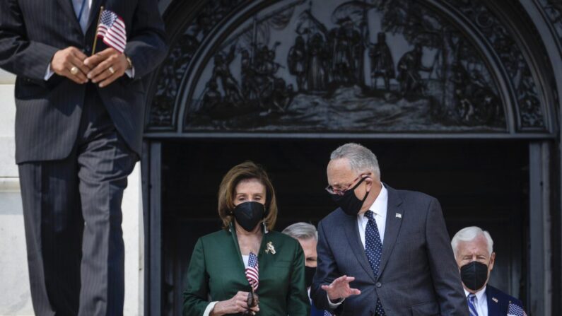 (Izq. a der.) La presidenta de la Cámara, Nancy Pelosi (D-Calif.), y el líder de la mayoría del Senado, Chuck Schumer (D-N.Y.) caminan por las escaleras del Capitolio de los EE. UU. en Washington el 13 de septiembre de 2021. (Drew Angerer/Getty Images)