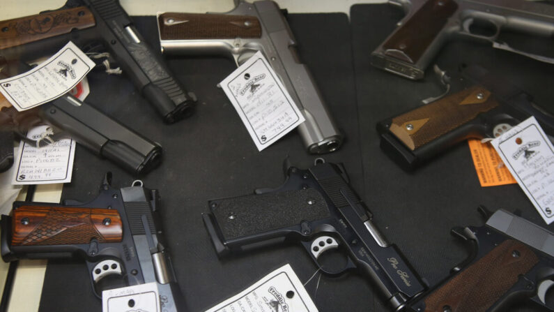 Pistolas a la venta en Freddie Bear Sports en Tinley Park, Illinois, el 18 de octubre de 2012. (Scott Olson/Getty Images)

