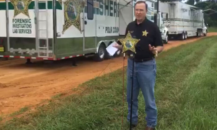 Sheriff del condado de Polk, Grady Judd, habla en la escena del crimen el 18 de julio de 2020. (Cortesía de la Oficina del Sheriff del Condado de Polk)