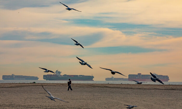 Los barcos se alinean en el horizonte visto desde Seal Beach, California, mientras esperan desembarcar en el puerto de Los Ángeles, el 12 de enero de 2021. (John Fredricks/The Epoch Times)