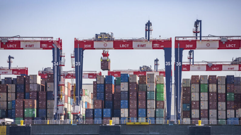 Retrasos en la transferencia de carga continúan en el sur de California a medida que los barcos se alinean en el horizonte esperando descargar contenedores en los puertos de Los Ángeles y Long Beach, California, el 27 de octubre de 2021. (John Fredricks/The Epoch Times)