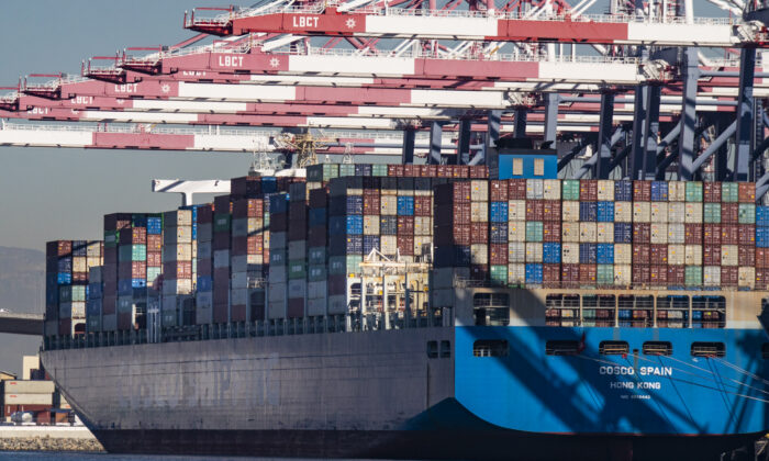 Los retrasos en la transferencia de carga continúan en el sur de California a medida que los buques se alinean en el horizonte esperando descargar contenedores en los puertos de Los Ángeles y Long Beach, California, el 27 de octubre de 2021. (John Fredricks/The Epoch Times)