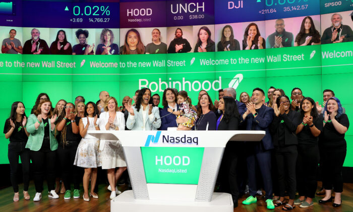 Robinhood, respaldada por empresas de capital de riesgo, lanza su oferta pública de venta en el Nasdaq en la ciudad de Nueva York el 29 de julio de 2021. (Cindy Ord/Getty Images para Robinhood)