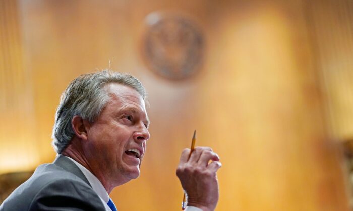 El senador Roger Marshall (R-Kan.) habla durante una audiencia en el Senado en Washington el 3 de febrero de 2021. (Susan Walsh/AFP vía Getty Images)