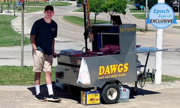Ryan Fouts, de 18 años, con su puesto de perritos calientes. Atribuye su éxito al inmenso apoyo de su familia y de la comunidad de Bartlesville. (Cortesía de Ryan Fouts)