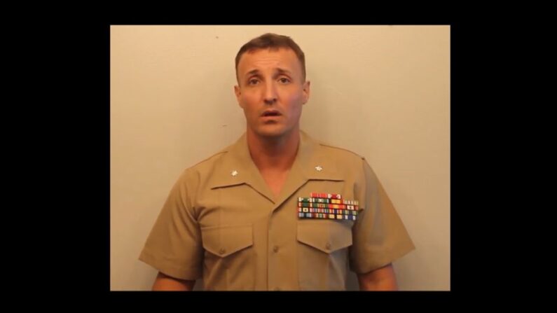 El teniente coronel Stuart Scheller, el infante de marina de Estados Unidos encarcelado por criticar a altos funcionarios militares, fue liberado de detención, pero aún podría enfrentar cargos, según The Epoch Times. (Captura de pantalla)