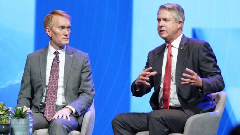 El senador James Lankford (R-Okla.), a la izquierda, y el senador Roger Marshall (R-Kan.) durante el panel de discusión en la conferencia del Family Research Council en Leesburg, Va. el 7 de octubre de 2021. (Foto proporcionada por el FRC)