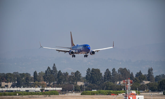 Un avión de Southwest Airlines aterriza en el aeropuerto John Wayne, en Santa Ana, California, el 18 de octubre de 2020. (John Fredricks/The Epoch Times)