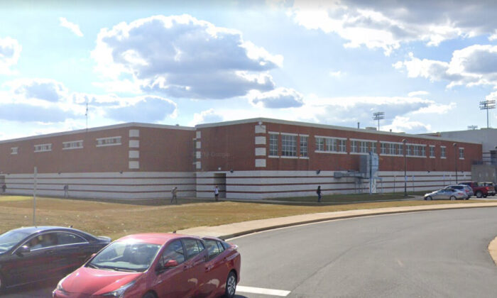 La escuela secundaria Stone Bridge en Ashburn, Virginia, en septiembre de 2019. (Google Maps/Screenshot vía NTD)