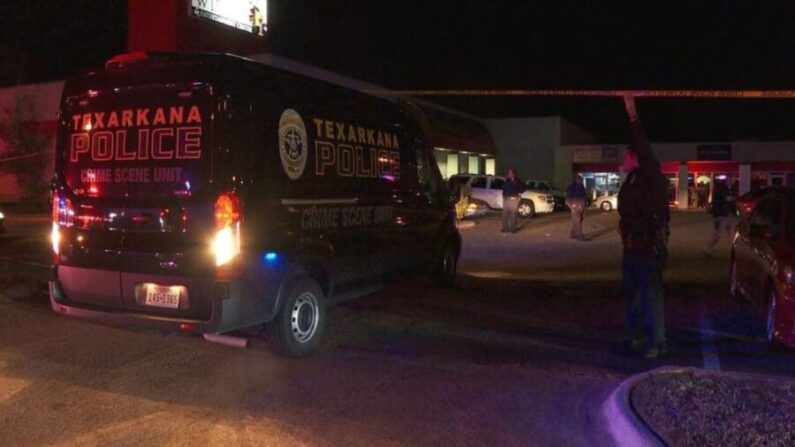 Fotografía de vehículo de policía en la escena de un tiroteo en Texarkana, Texas, el 31 de octubre de 2021. (Cortesía de KTBS)