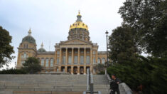 Ley de Iowa garantiza beneficio de desempleo para trabajadores despedidos por decreto de vacunación