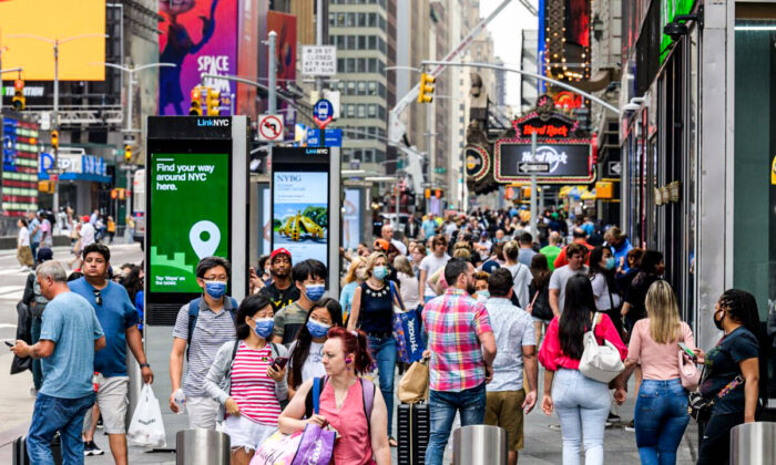 La gente camina por Times Square en la ciudad de Nueva York el 13 de julio de 2021. (Angela Weiss/AFP vía Getty Images)