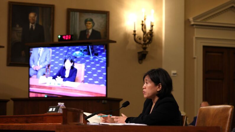 La representante comercial de Estados Unidos (USTR), Katherine Tai, habla durante una audiencia con el comité de Medios y Arbitrios de la Cámara de Representantes en el Capitolio, en Washington, el 13 de mayo de 2021. (Anna Moneymaker/Getty Images)