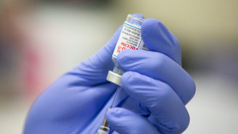 Un voluntario médico prepara la vacuna contra COVID-19 de Moderna para un paciente en la clínica gratuita Lestonnac en Orange, California, el 9 de marzo de 2021. (John Fredricks/The Epoch Times)