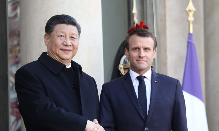 El presidente francés Emmanuel Macron (izq.) recibe al líder chino Xi Jinping en el Palacio del Elíseo, en París, durante una visita de Estado, el 25 de marzo de 2019. (LUDOVIC MARIN/AFP/Getty Images)