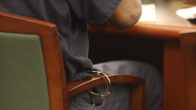 Fotografía de archivo de un hombre esposado a una silla durante una audiencia. EFE/Jeff Scheid