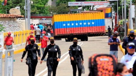 Venezuela abre paso peatonal en la frontera con Colombia