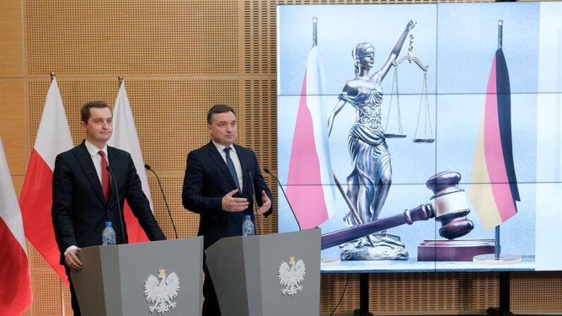 El ministro de Justicia polaco, Zbigniew Ziobro (d), y el viceministro, Sebastian Kaleta (i), en una rueda de prensa en Varsovia (Polonia), el pasado 18 de octubre de 2021. EFE/EPA/Mateusz Marek