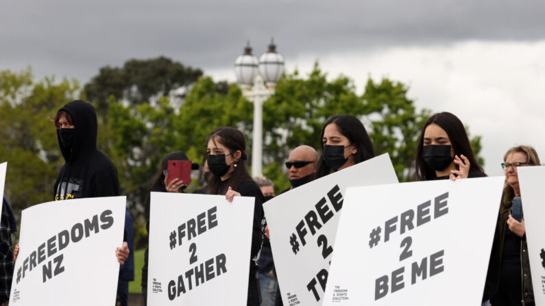 Gente protesta contra el bloqueo en el dominio de Auckland en Auckland, Nueva Zelanda, el 2 de octubre de 2021. (Phil Walter/Getty Images)