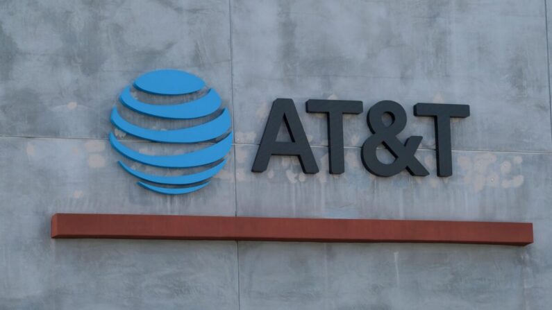 Letrero con el logotipo de AT&T sobre la tienda en Culver City, California, el 28 de enero de 2021. (Chris Delmas/AFP a través de Getty Images)