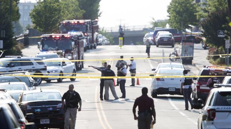 Fotografía de archivo en la que se observa a agentes de policía estadounidenses acordonar el área donde se produjo un tiroteo en la ciudad de Texas (EE.UU.). EFE/Michael Reynolds