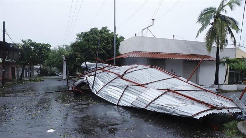 Vista de un tejado caído por el paso del Huracán Rick, el 26 de octubre de 2021 la ciudad de Lázaro Cárdenas estado de Michoacán (México). EFE/Iván Villanueva