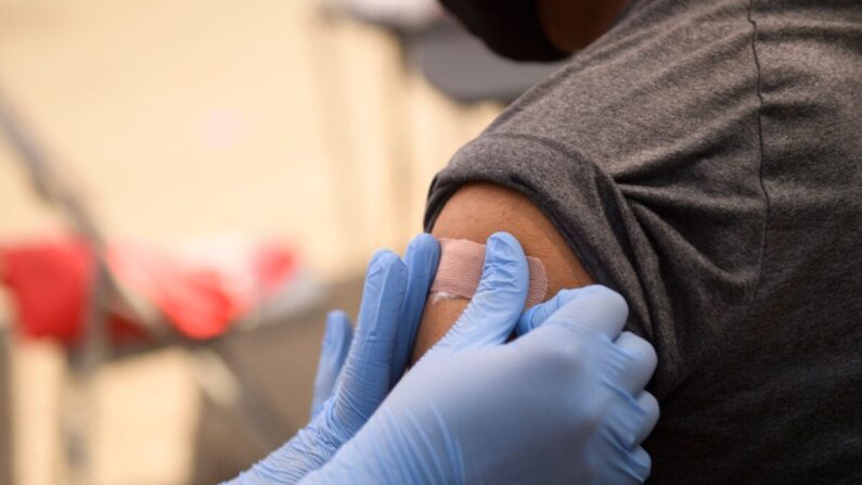A una persona se le pone una venda después de su primera dosis de la vacuna COVID-19 de Pfizer en una clínica de Los Ángeles, California, el 7 de agosto de 2021. (Patrick T. Fallon/AFP vía Getty Images)