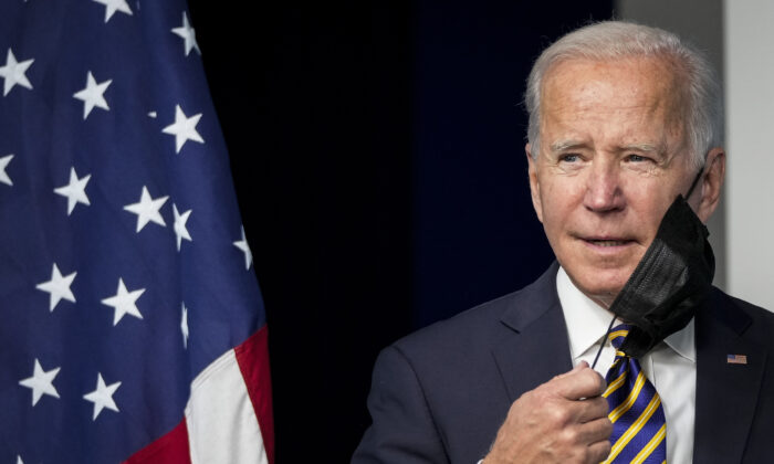 El presidente Joe Biden se quita la mascarilla cuando llega para hablar en el Auditorio de South Court en el campus de la Casa Blanca en Washington, el 14 de octubre de 2021. (Drew Angerer/Getty Images)