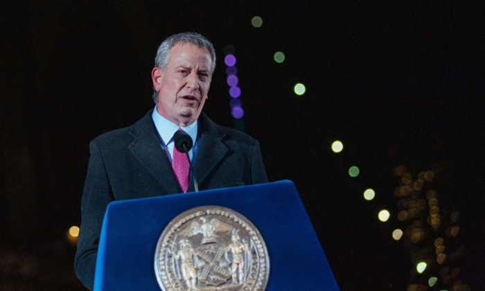 El alcalde de Nueva York, Bill de Blasio, habla en Brooklyn, Nueva York, el 14 de marzo de 2021. (Kevin Hagen/AFP vía Getty Images)