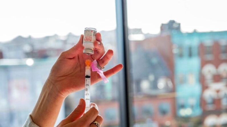 Una enfermera prepara una jeringa con la vacuna de Moderna en Boston, Massachusetts, el 24 de diciembre de 2020. (Joseph Prezioso/AFP vía Getty Images)