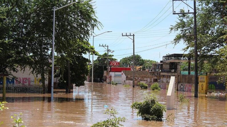 Vista general de un sector inundado por el paso del huracán Pamela, en el municipio de Rosamorada, estado de Nayarit (México). EFE/Aarón García
