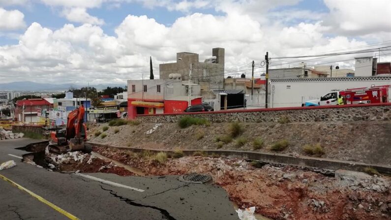 Fotografía cedida el 5 de octubre de 2021 cortesía del diario CódigoQro donde se muestra el socavón provocado por las fuertes lluvias en la ciudad de Querétaro (México). EFE/ Francisco Velázquez/CódigoQro