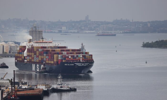 Un buque de carga se mueve hacia el Puente de Bayonne mientras se dirige al puerto de Bayonne, Nueva Jersey, el 13 de octubre de 2021. La ruptura de las cadenas de suministro globales predice un gran cambio, dice John Mills. (Spencer Platt/Getty Images)