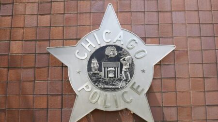 Acusan a la policía de Chicago de aplicar tácticas de presión para que los agentes se vacunen