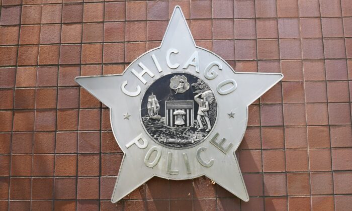 Una estrella figura en la pared de la sede de la policía en Chicago (Illinois) el 26 de mayo de 2021. Varios sindicatos policiales dicen que el Departamento de Policía de Chicago ha estado presionando a los agentes para que cumplan con la vacunación obligatoria de la ciudad. (Cara Ding/Epoch Times)