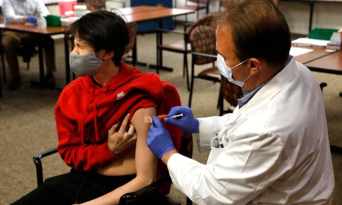 Un joven de 15 años recibe la vacuna Pfizer-BioNTech contra el virus del PCCh, en Bloomfield Hills, Michigan, el 13 de mayo de 2021. (Jeff Kowalsky/AFP a través de Getty Images)