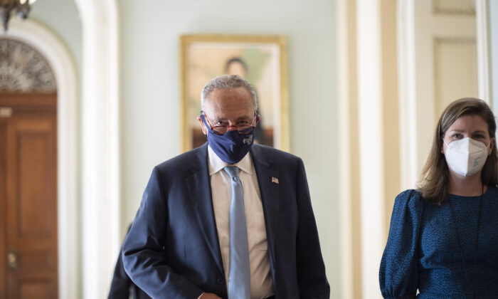 El líder de la mayoría del Senado, Chuck Schumer (D-N.Y.), se dirige a un almuerzo con los demócratas del Senado en el Capitolio de EE. UU. el 7 de octubre de 2021. (Drew Angerer/Getty Images)
