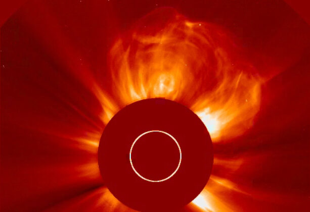 Una eyección de masa coronal (CME) saliendo del sol el 23 de enero de 2012. (NOAA/Centro de Predicción Meteorológica Espacial del Servicio Meteorológico Nacional vía Getty Images)