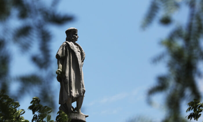 Una estatua del famoso explorador Cristóbal Colón se encuentra en Columbus Circle en Nueva York, Nueva York, el 25 de junio de 2020. (Spencer Platt/Getty Images)